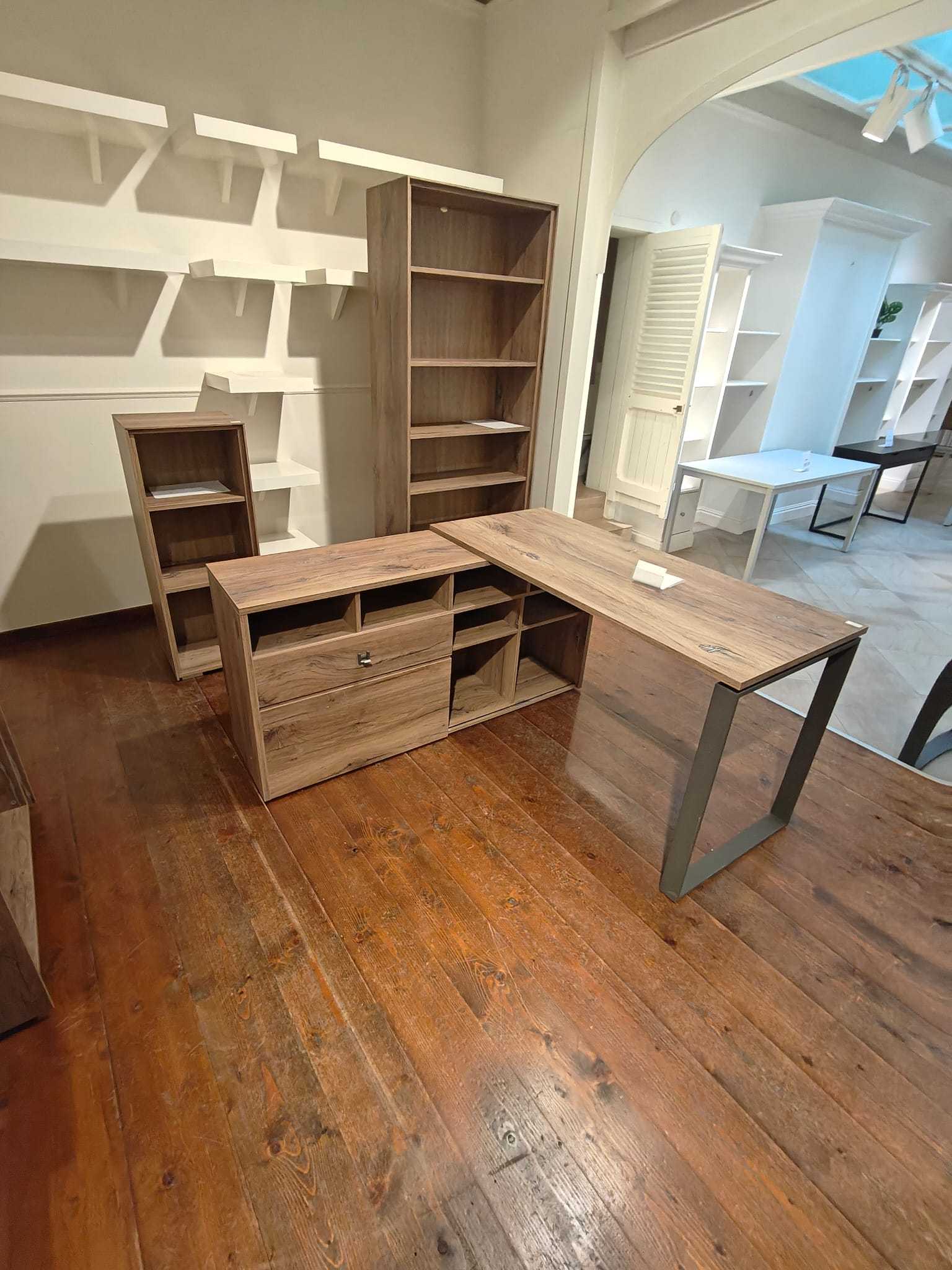 Modern kantoorset met verstelbaar bureau en drie open kasten van hout