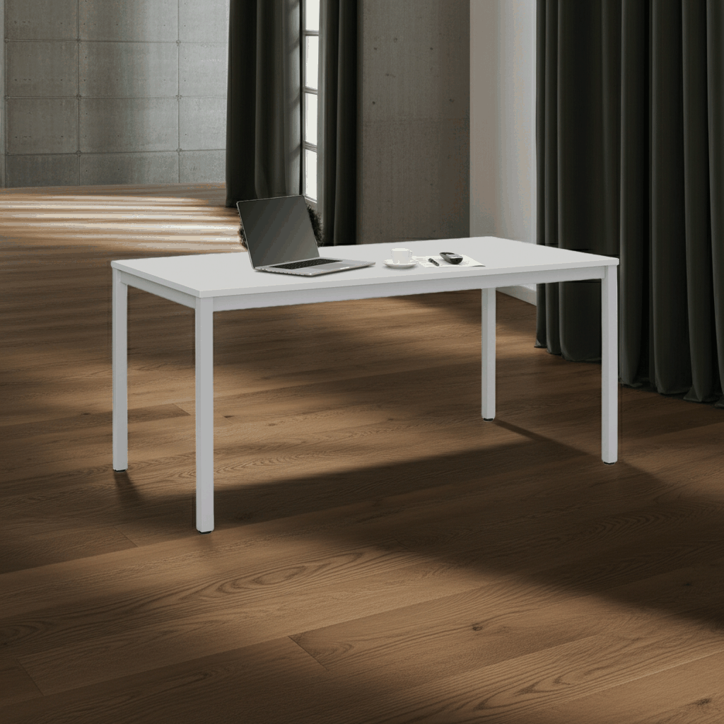 moderne grijze kantoortafel met massief multiplex blad en aluminium poten in kantoorruimte