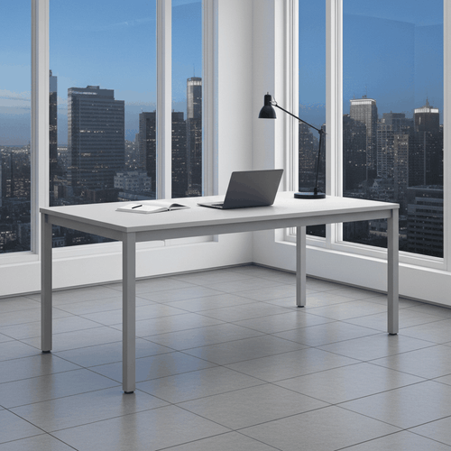 Moderne grijze kantoortafel met massief multiplex blad en aluminium poten in kantoorruimte met uitzicht op stad